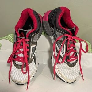 REEBOK One Cushion Women’s Running Shoes Size 7 V47305